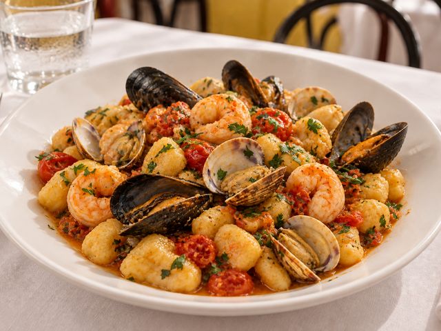 Gnocchi di patate allo scoglio, con vongole, cozze e gamberi
