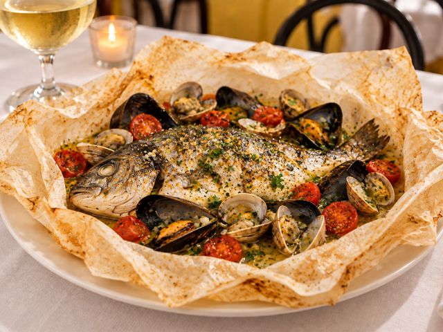 Orata al cartoccio con cozze, vongole e pomodorini