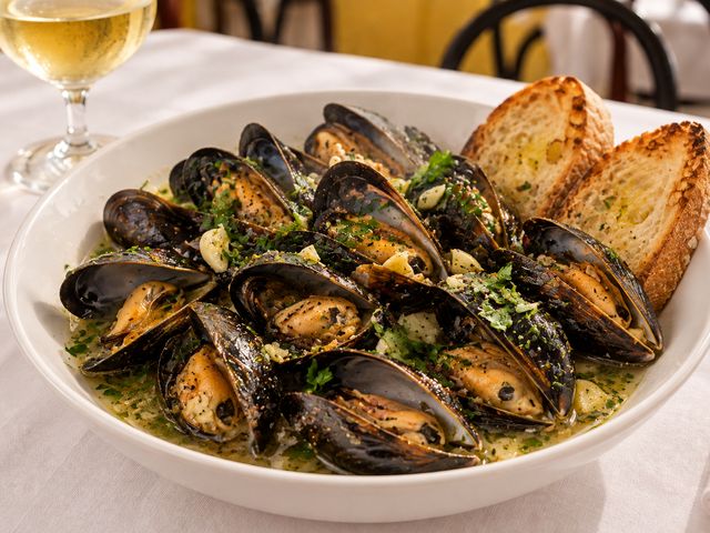 Cozze aperte nel loro sugo, con crostini di pane
