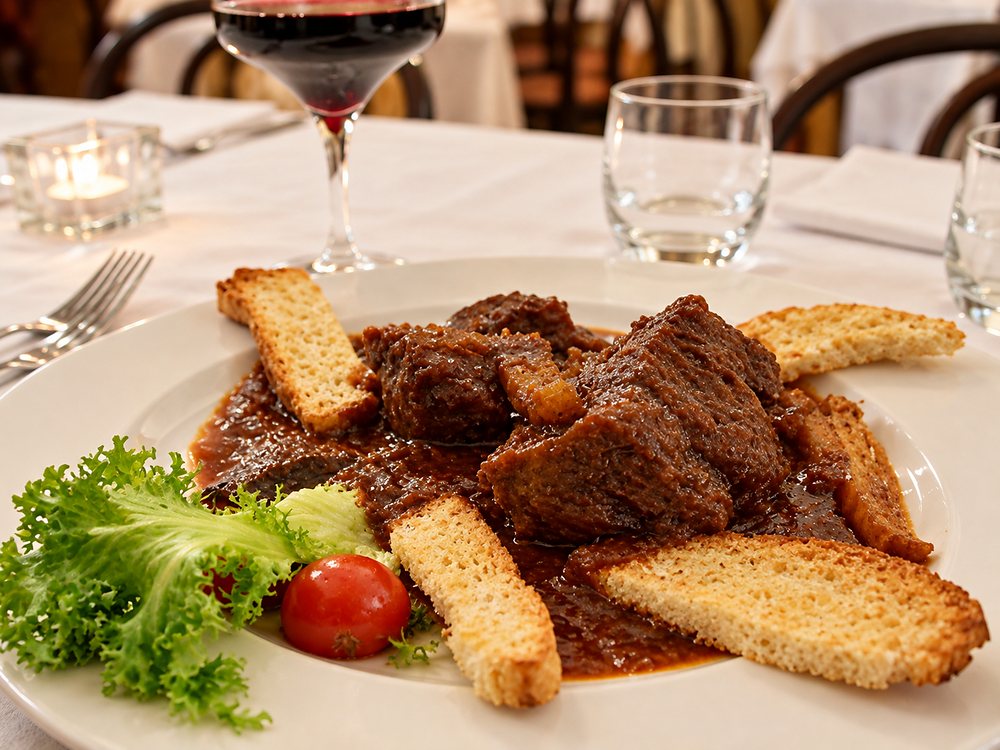 Secondo di carne in umido con crostini